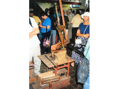 Shear and Piece de art stuck in ancient Anvil